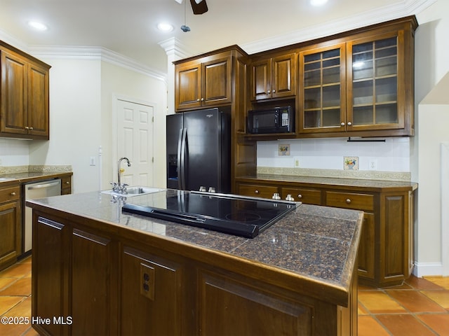 kitchen with sink, a kitchen island with sink, ornamental molding, black appliances, and light tile patterned flooring