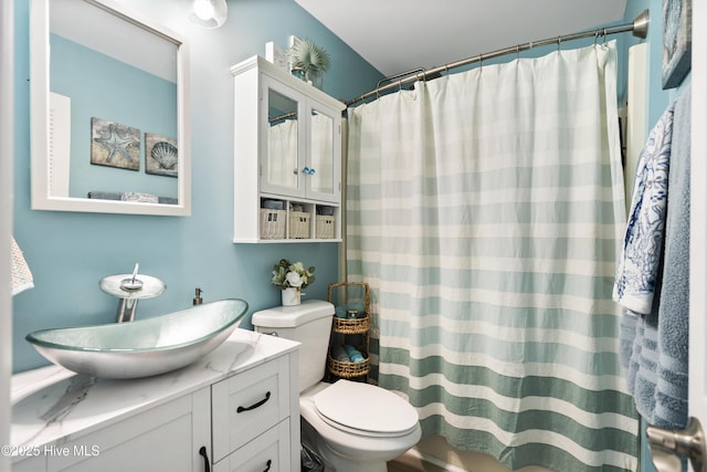 bathroom with a shower with curtain, vanity, and toilet