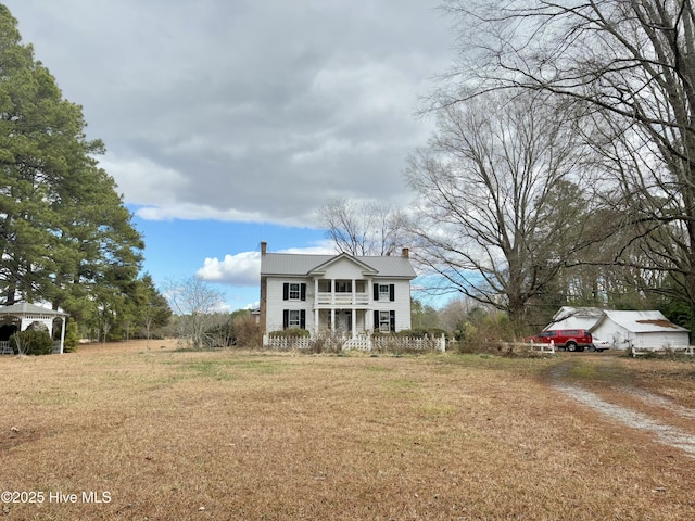 view of front of property with a front lawn