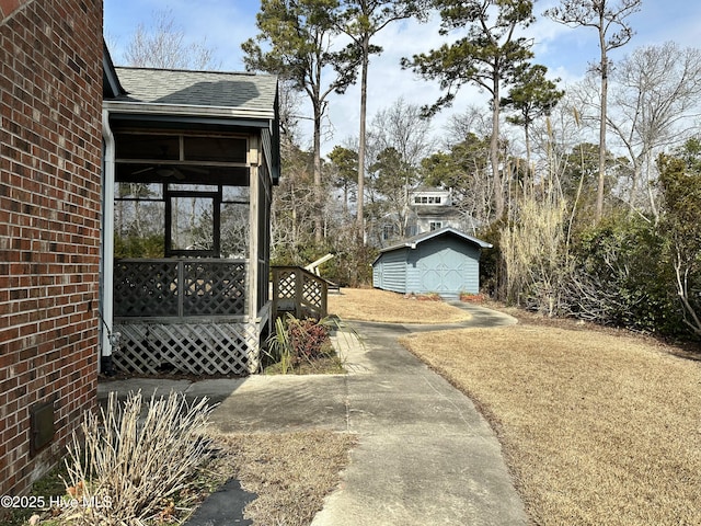 view of yard featuring a shed