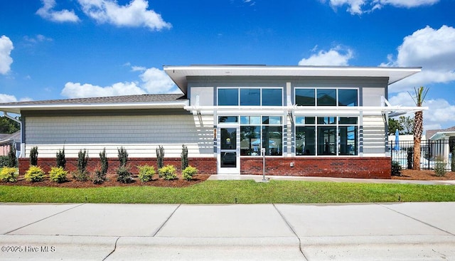 view of front of house featuring a front lawn