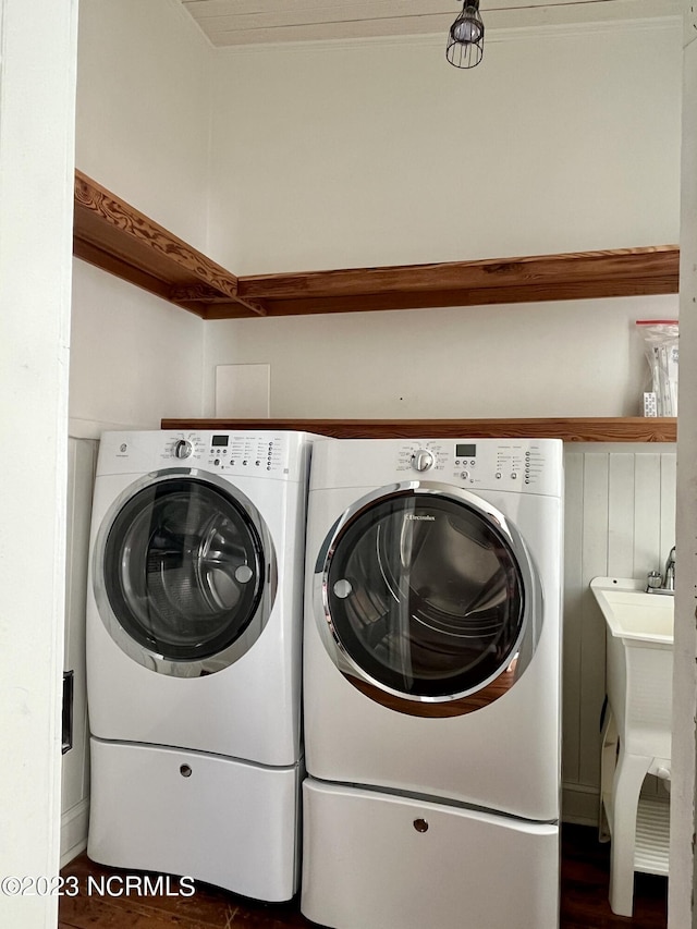 laundry room featuring washer and clothes dryer