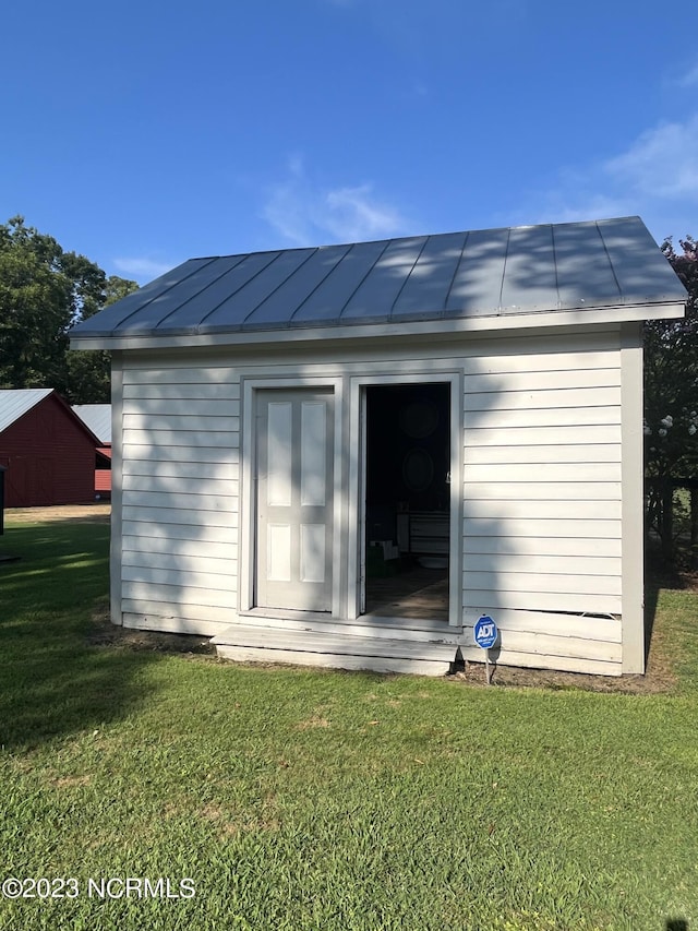 view of outdoor structure with a yard