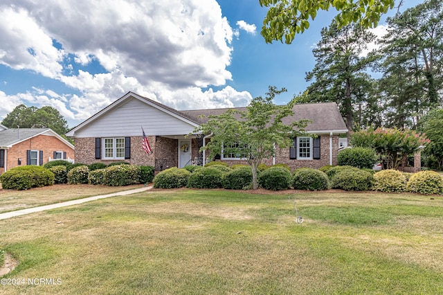 ranch-style home featuring a front lawn