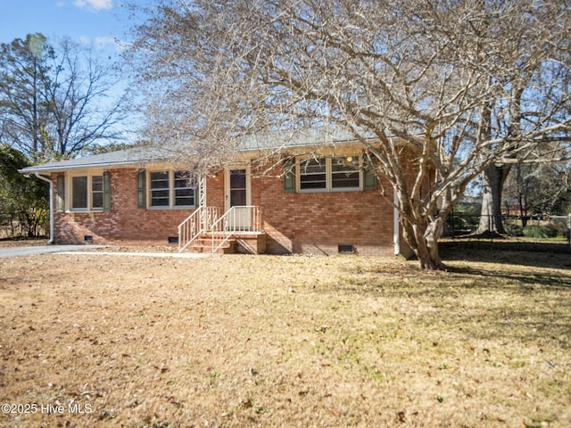 view of front of house featuring a front lawn