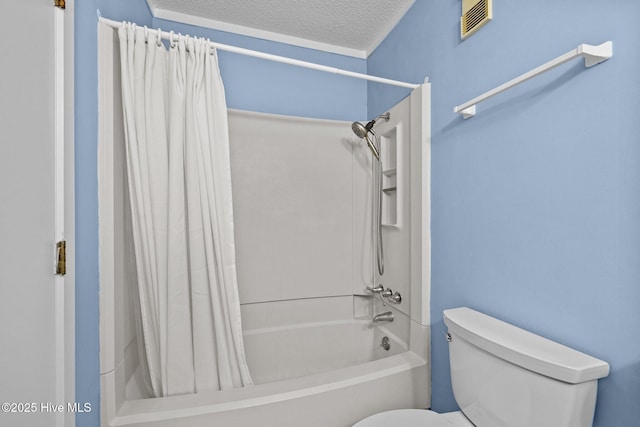 bathroom featuring shower / tub combo with curtain, a textured ceiling, and toilet