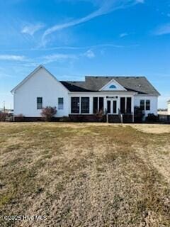 view of front of home featuring a front yard