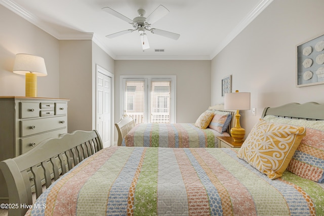 bedroom with ceiling fan, ornamental molding, and a closet