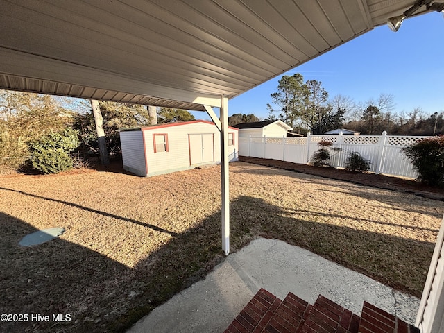 view of yard featuring an outdoor structure