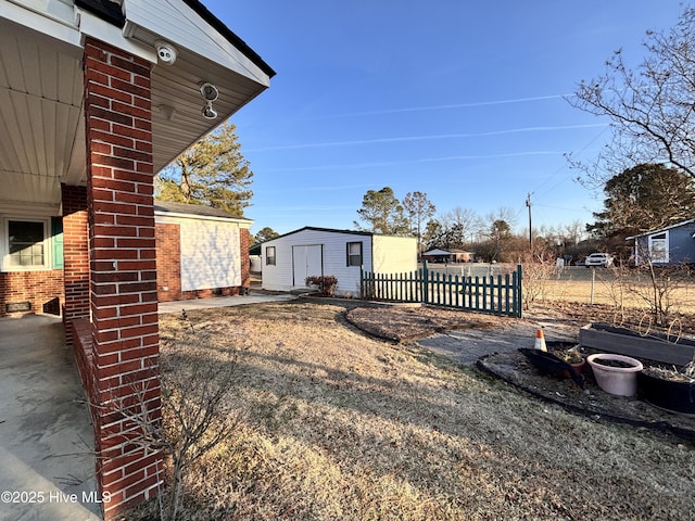 view of yard featuring a storage shed