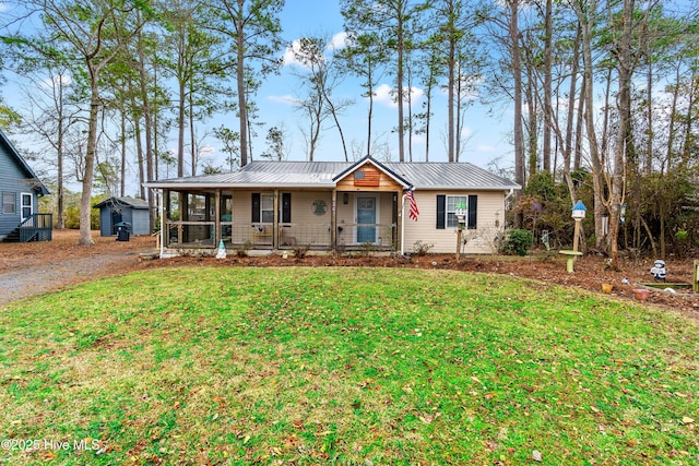 view of front of home featuring a front yard