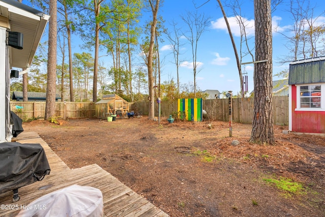 view of yard featuring an outbuilding