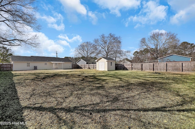 view of yard with a storage shed