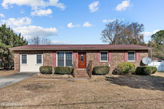 single story home with a front yard