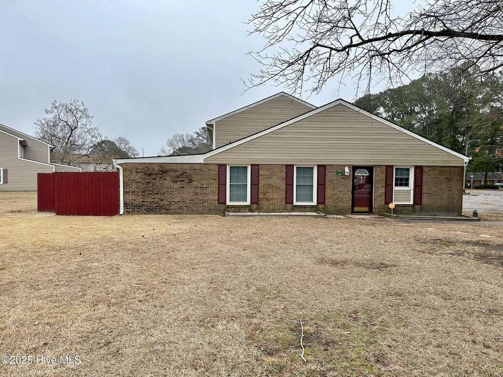 view of front of home featuring a front lawn