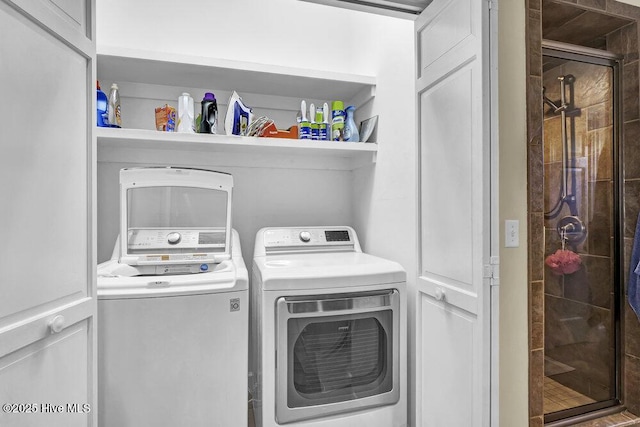 washroom featuring washing machine and clothes dryer