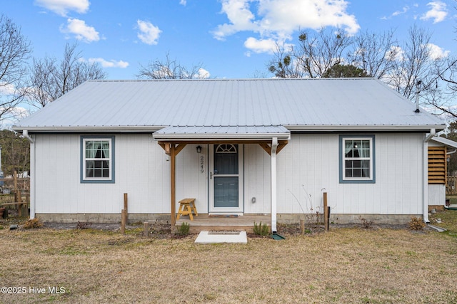 view of front of property featuring a front yard