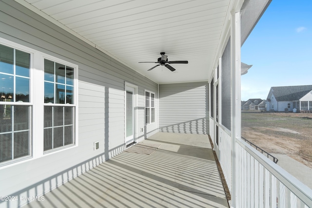 sunroom with ceiling fan