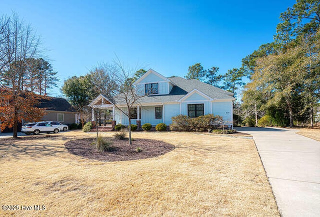 view of front facade featuring a front lawn