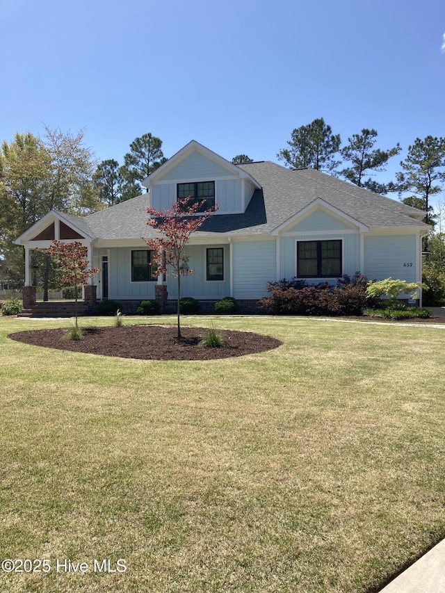 view of front of home featuring a front lawn