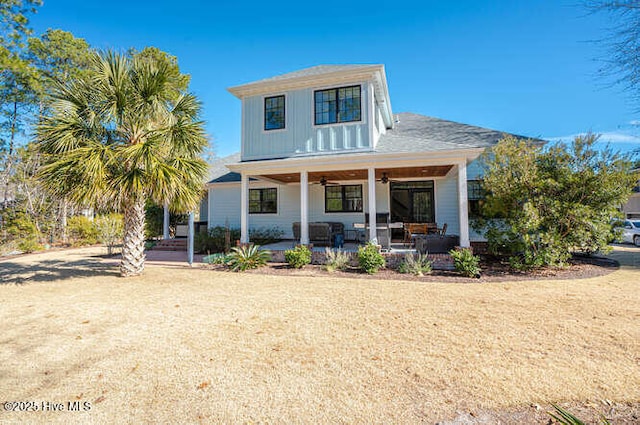 view of front of home featuring a patio area, ceiling fan, and a front lawn