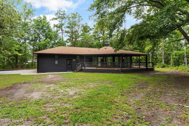 view of front of house featuring a front lawn