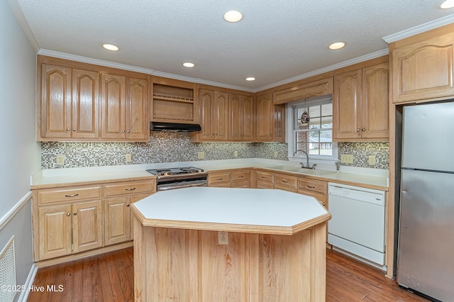 kitchen with sink, dark wood-type flooring, stainless steel appliances, and a center island