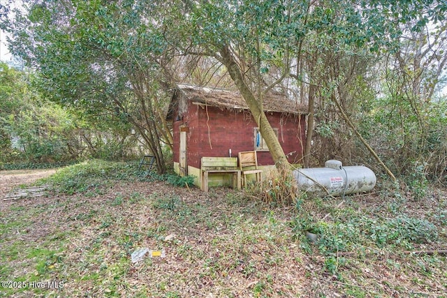 view of yard featuring an outbuilding