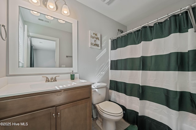 bathroom with a shower with curtain, vanity, and toilet