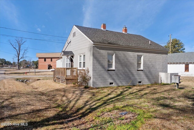 view of side of property with a lawn