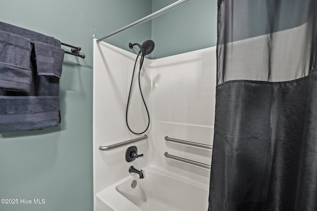 bathroom featuring shower / bath combo