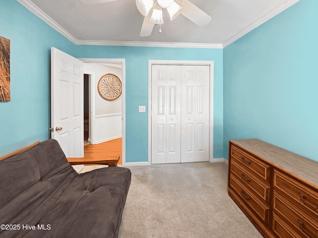 living area with ornamental molding, light carpet, and ceiling fan