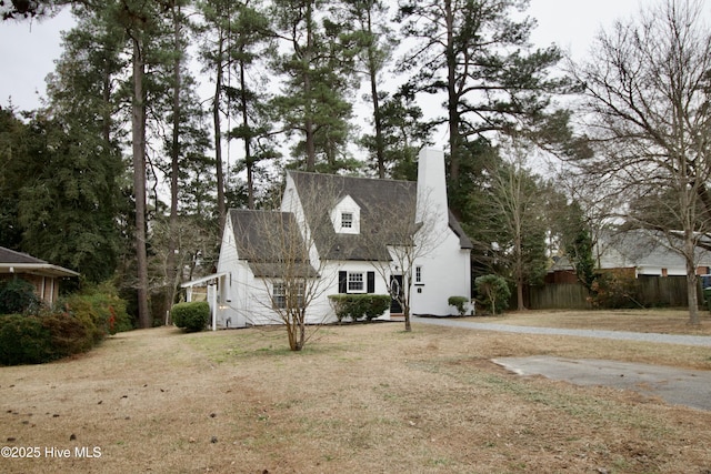 view of front of property featuring a front yard