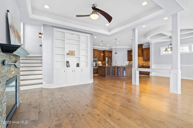 kitchen featuring a sink, crown molding, gas stovetop, and premium range hood