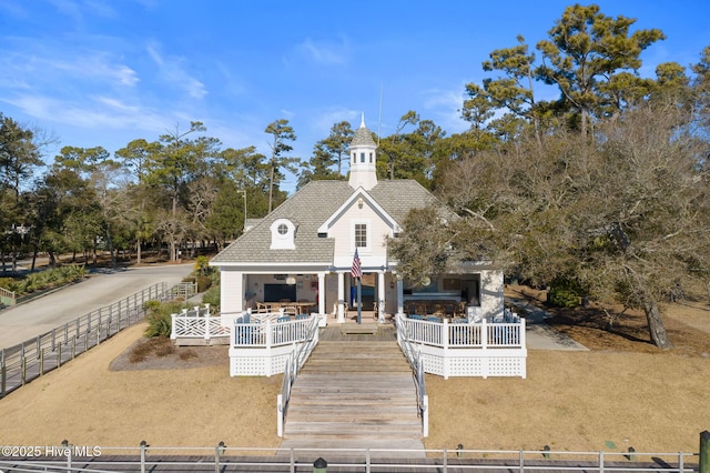 view of front facade featuring outdoor lounge area