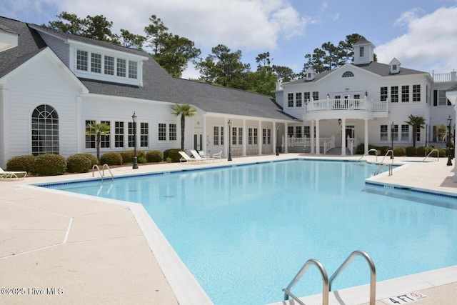 view of swimming pool