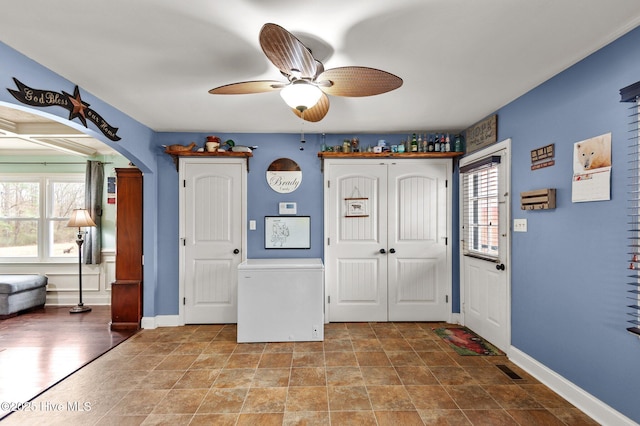 foyer entrance featuring ceiling fan