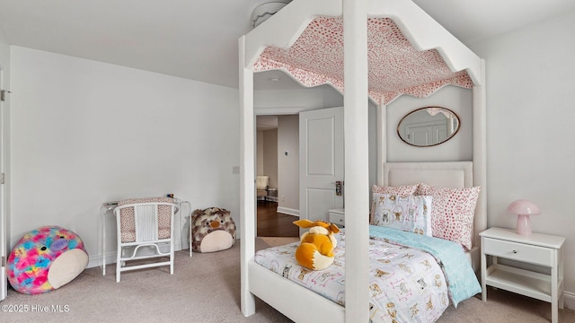 bedroom with carpet flooring