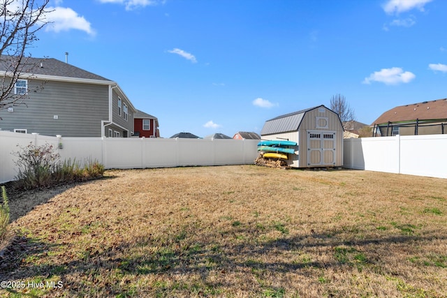 view of yard featuring a shed