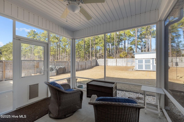 sunroom featuring ceiling fan