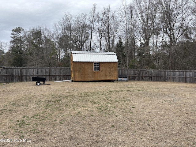 view of yard with a storage unit