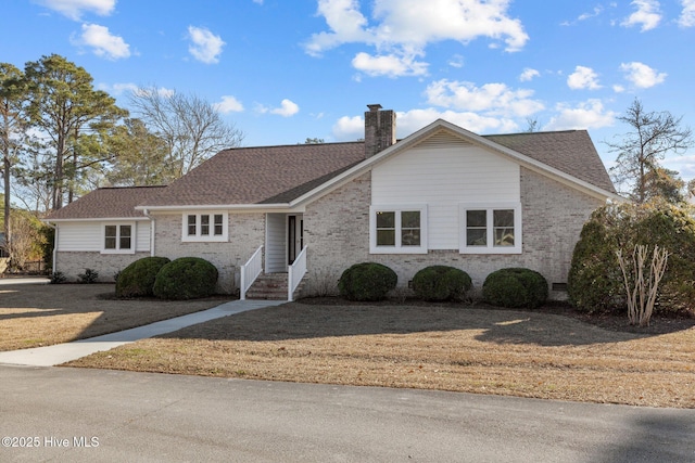 view of front of property featuring a front yard