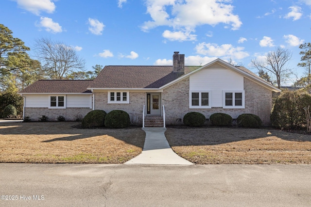 single story home featuring a front lawn