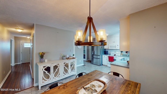 dining area featuring sink and a textured ceiling