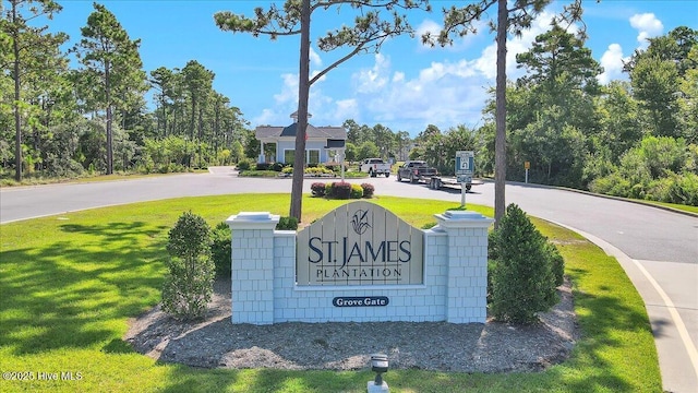 community / neighborhood sign featuring a yard