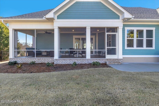 view of front facade featuring a front lawn, a sunroom, and ceiling fan