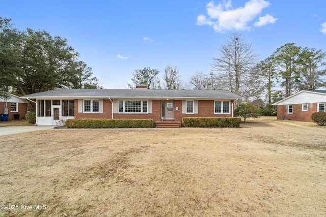 single story home featuring a front yard