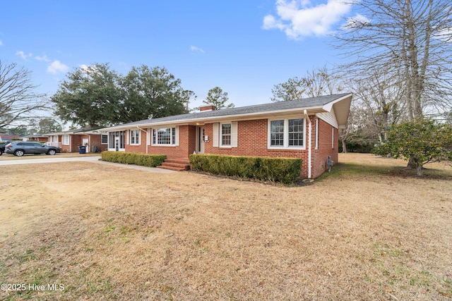 single story home featuring a front yard