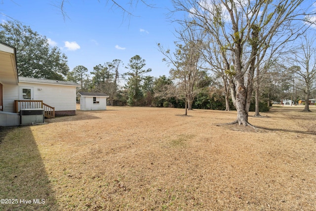 view of yard with an outbuilding