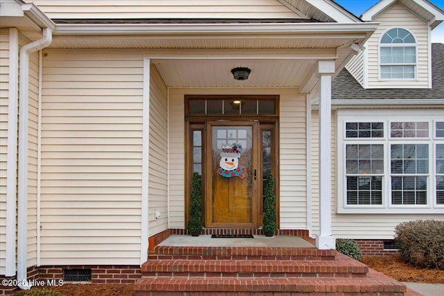 property entrance featuring crawl space and a shingled roof